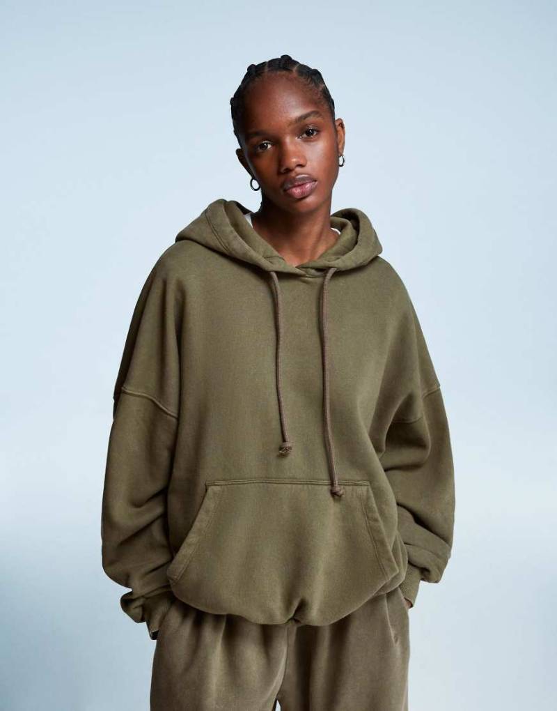 Bershka - Oversize-Kapuzenpullover in Khaki-Grün Bershka - Oversize-Kapuzenpullover in Khaki-Grün von Bershka