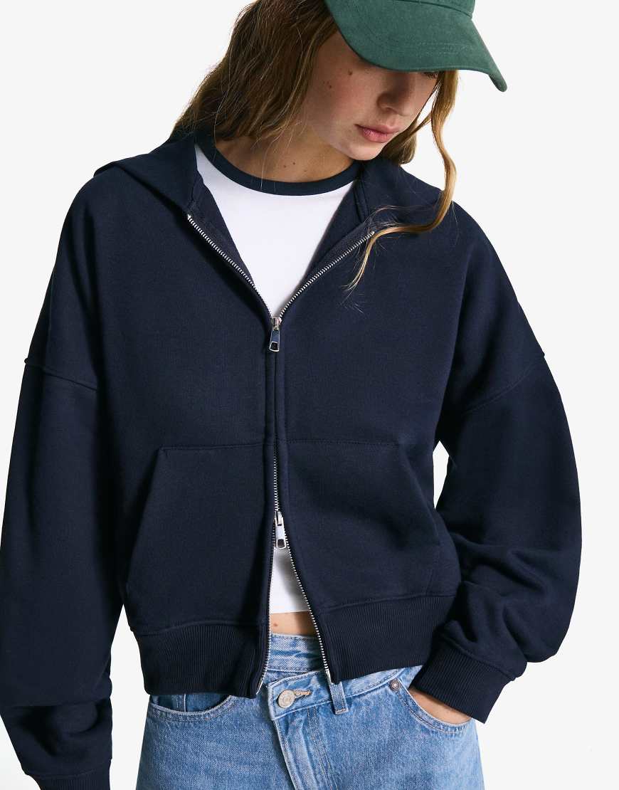 Bershka - Oversize-Kapuzenpullover in Marineblau mit Reißverschluss Bershka - Oversize-Kapuzenpullover in Marineblau mit Reißverschluss von Bershka