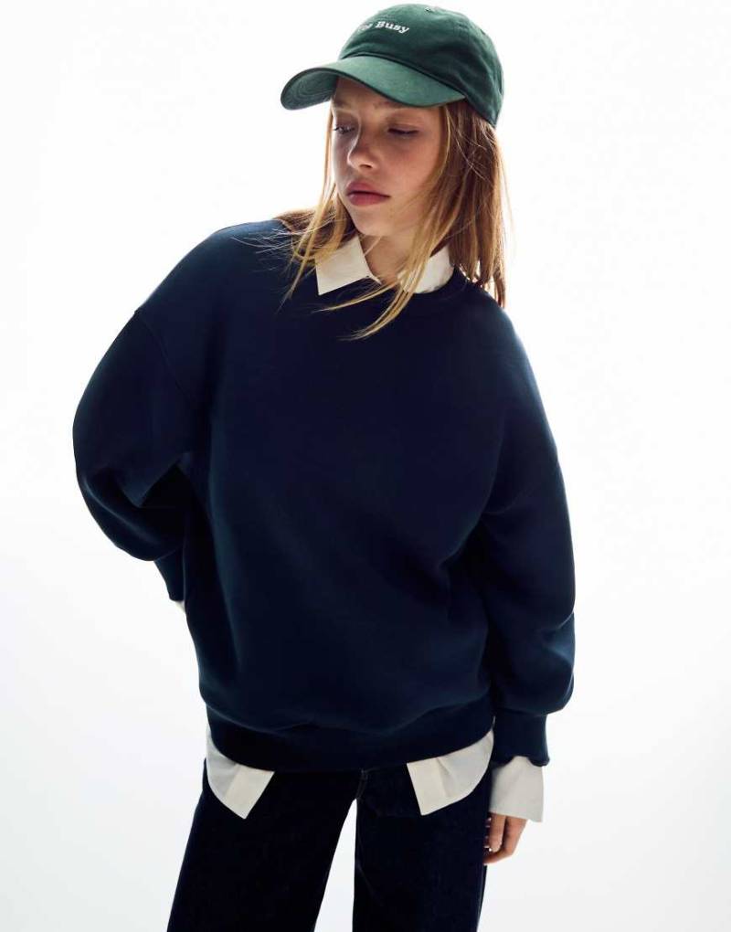 Bershka - Oversize-Sweatshirt in Marineblau mit Taschen von Bershka