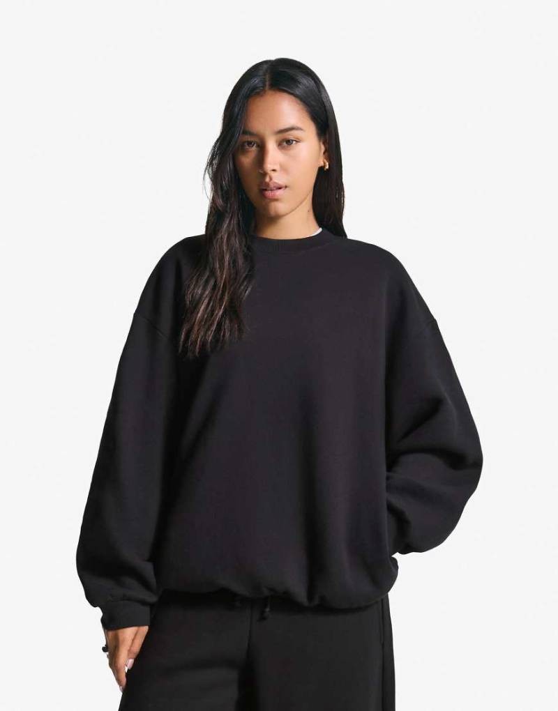 Bershka - Oversize-Sweatshirt in Schwarz mit Taschen von Bershka