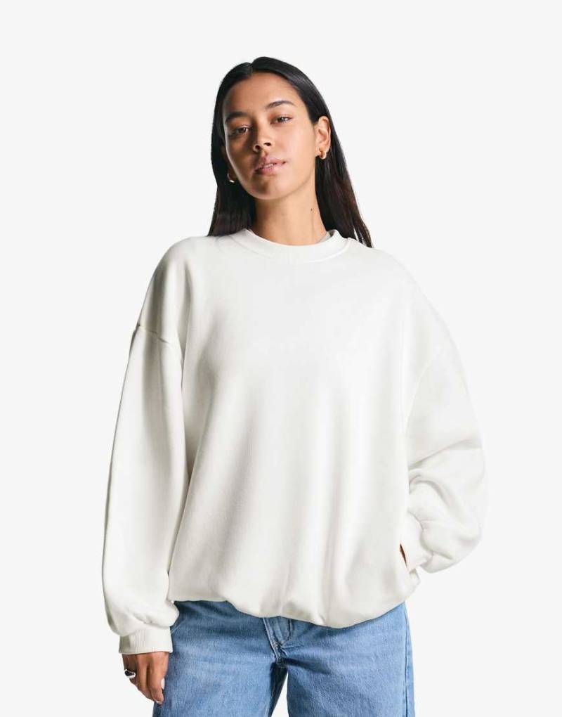 Bershka - Oversize-Sweatshirt in Weiß mit Taschen von Bershka