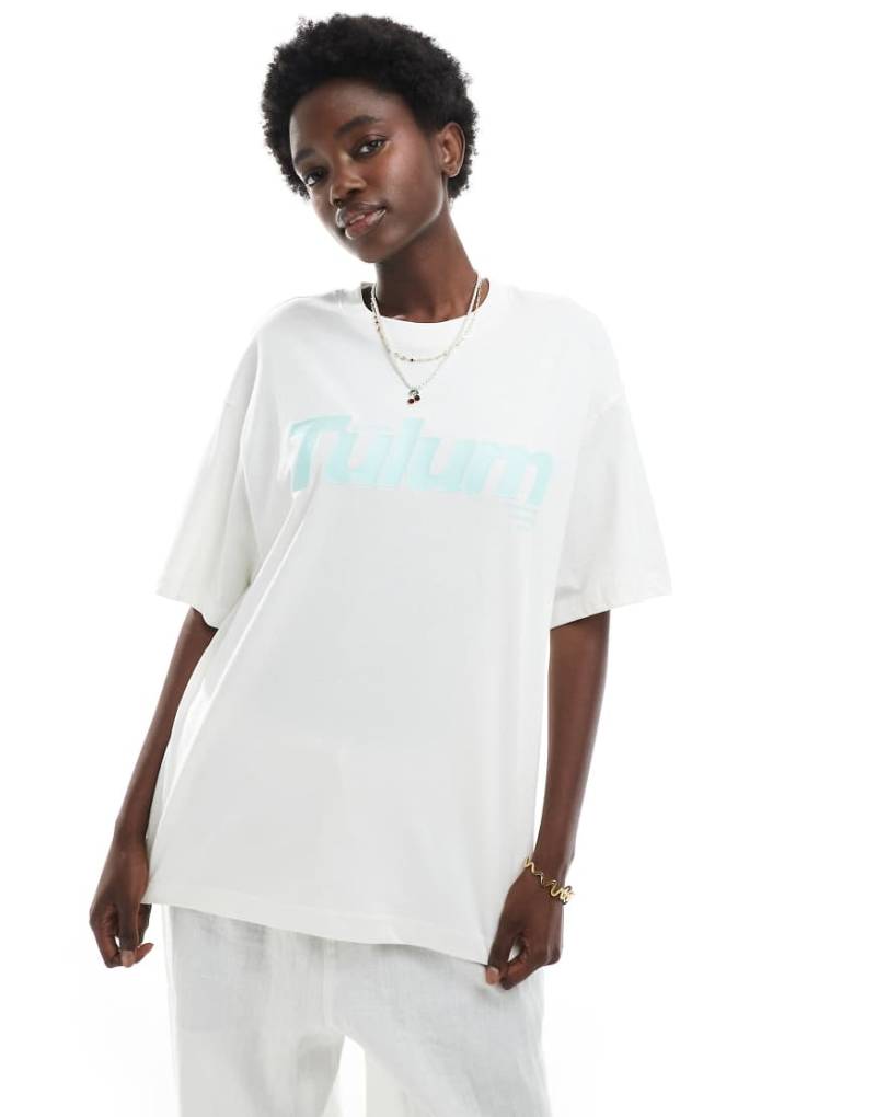 Bershka - Oversize-T-Shirt in Weiß mit Lotus-Print von Bershka