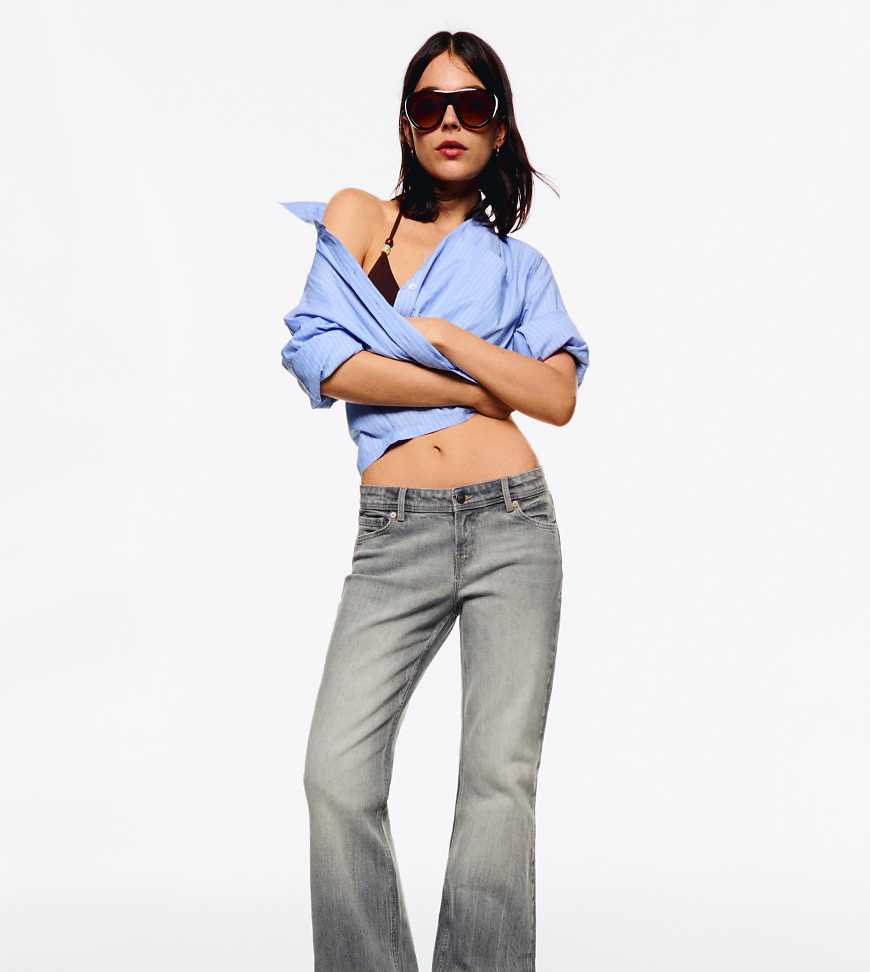 Bershka Petite - Bootcut-Jeans in Hellgrau mit niedrigem Bund von Bershka