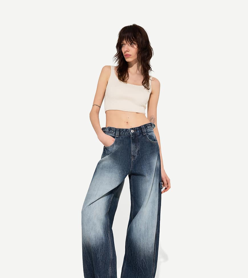 Bershka Petite - Carpenter-Jeans in blauer Acid-Waschung mit verstellbarem Bund-Grau von Bershka