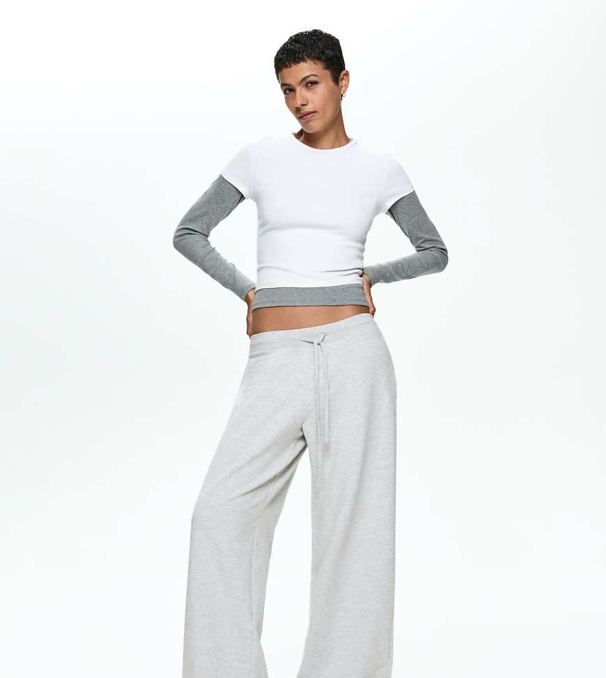 Bershka Petite - Flauschige Hose aus Jersey in Hellgrau von Bershka