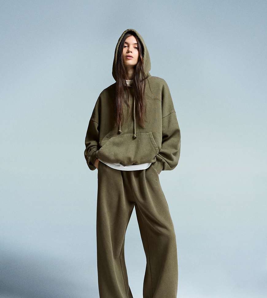 Bershka Petite - Flauschige Jogginghose in Khaki mit Stoppern-Grün von Bershka