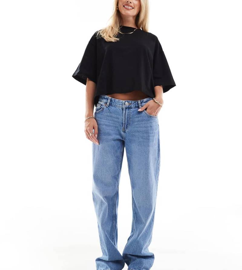 Bershka Petite - Gerade geschnittene Jeans in mittlerer Waschung-Blau von Bershka