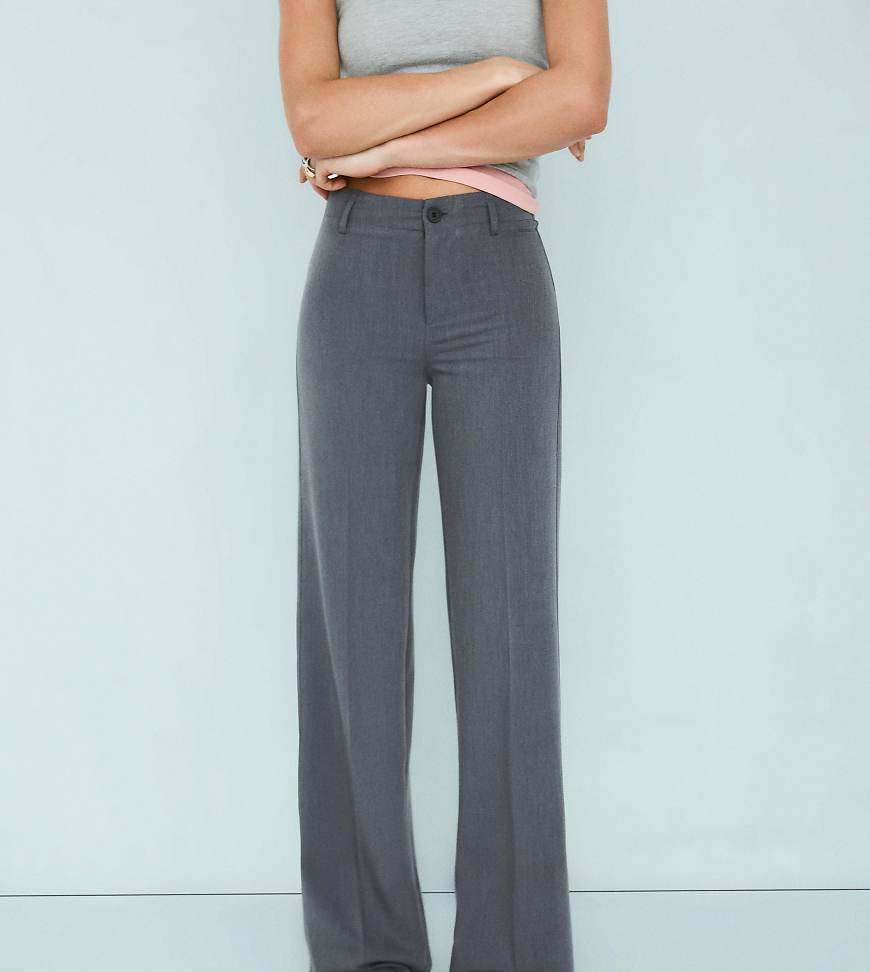 Bershka Petite - Hose in Hellgrau mit weitem Bein Bershka Petite - Hose in Hellgrau mit weitem Bein von Bershka