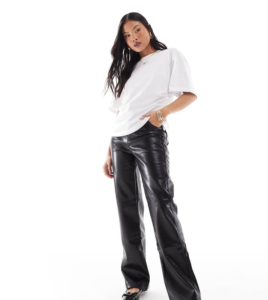 Bershka Petite - Hose mit geradem Bein aus Kunstleder in Schwarz Bershka Petite - Hose mit geradem Bein aus Kunstleder in Schwarz von Bershka