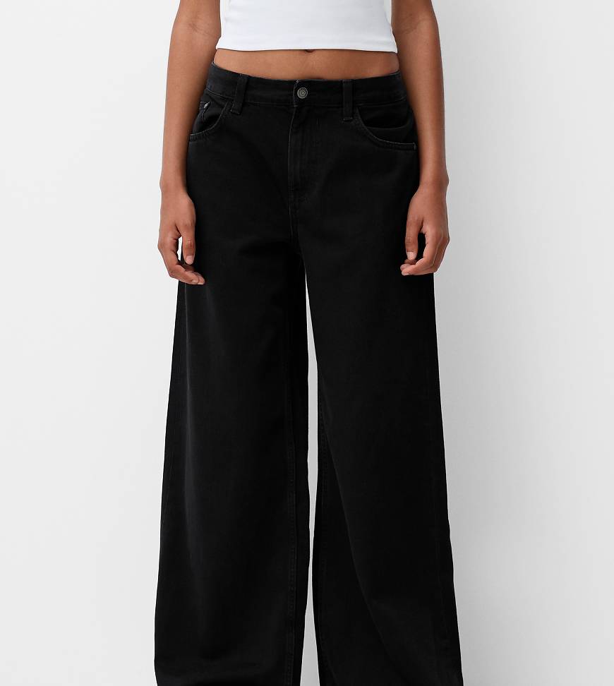 Bershka Petite - Jeans in Schwarz mit weitem Bein von Bershka