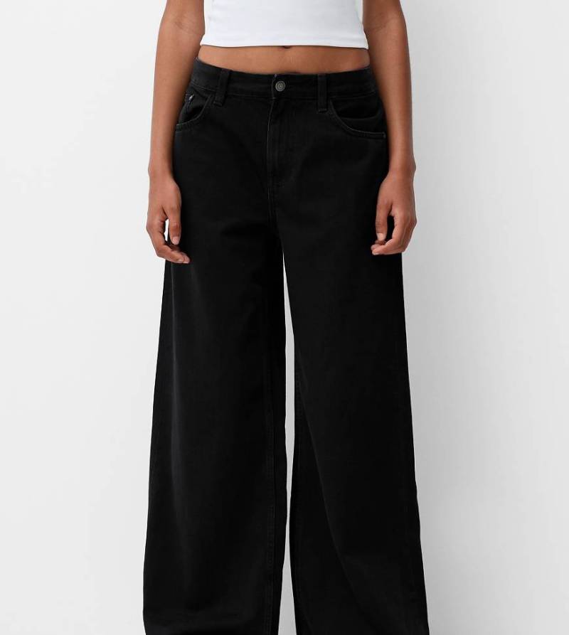Bershka Petite - Jeans in Schwarz mit weitem Bein von Bershka