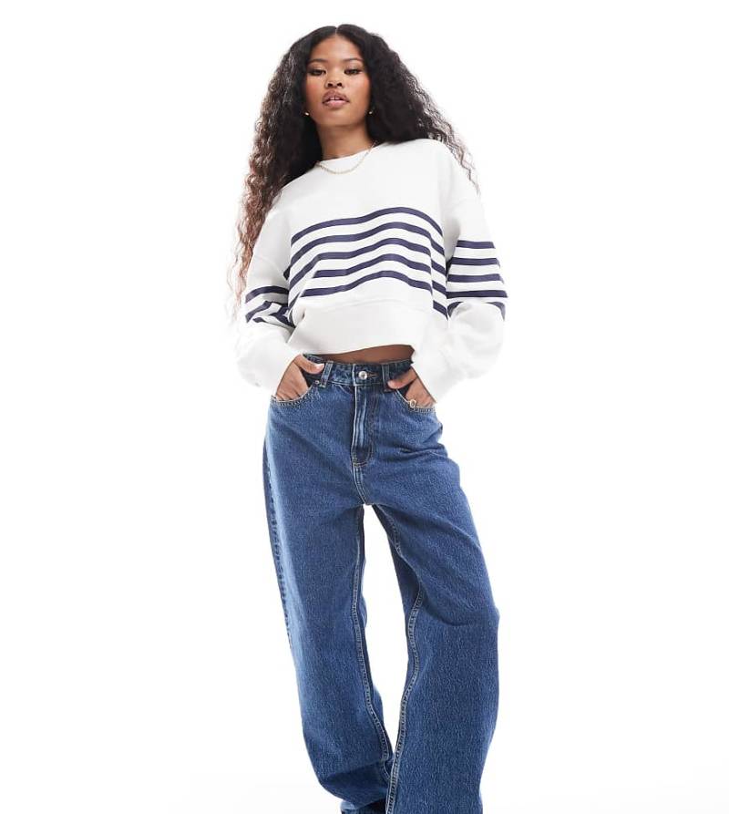 Bershka Petite - Mom-Jeans in authentischem Blau von Bershka