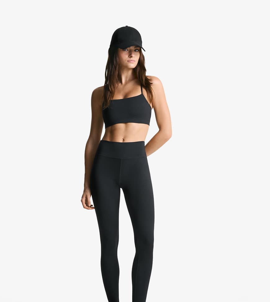 Bershka Petite - Schnell trocknende und atmungsaktive Leggings in Schwarz von Bershka