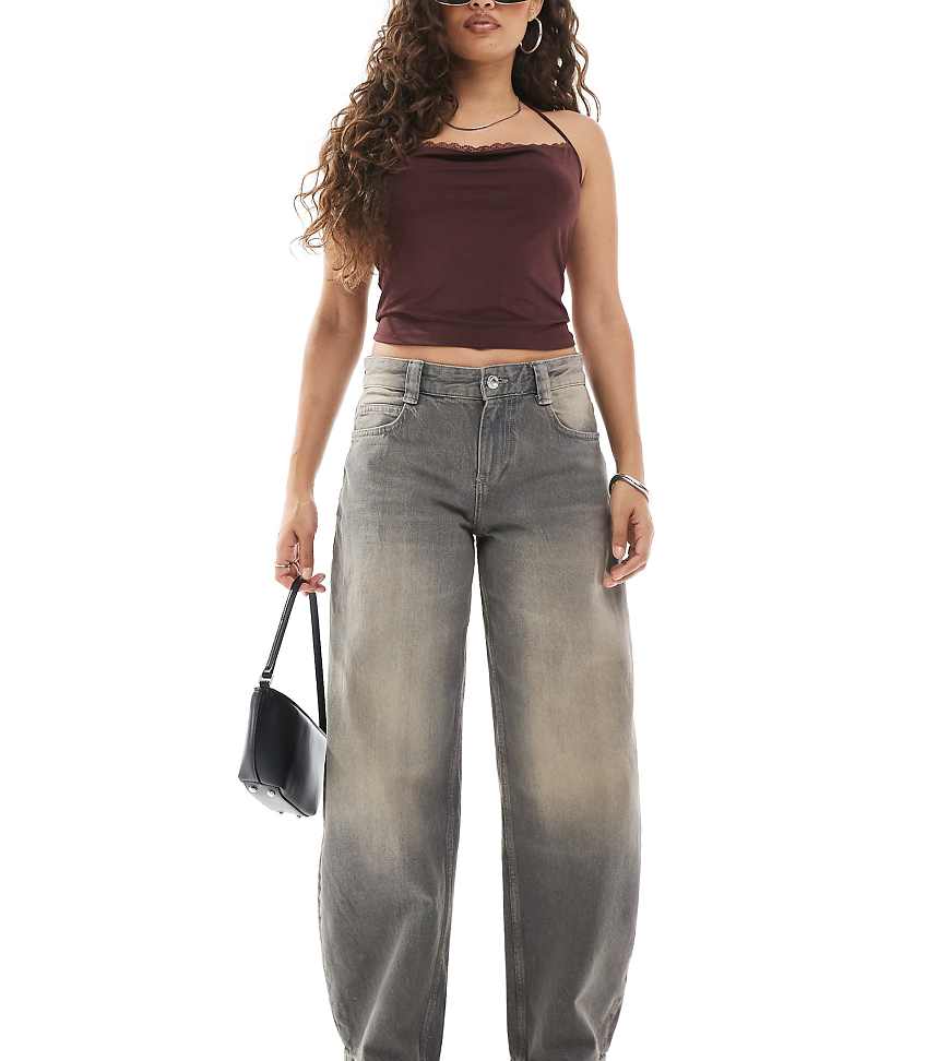Bershka Petite - Weite, lockere Jeans in verwaschenem Grau Bershka Petite - Weite, lockere Jeans in verwaschenem Grau von Bershka