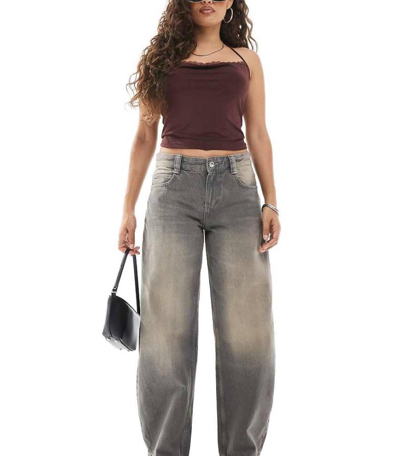 Bershka Petite - Weite, lockere Jeans in verwaschenem Grau von Bershka