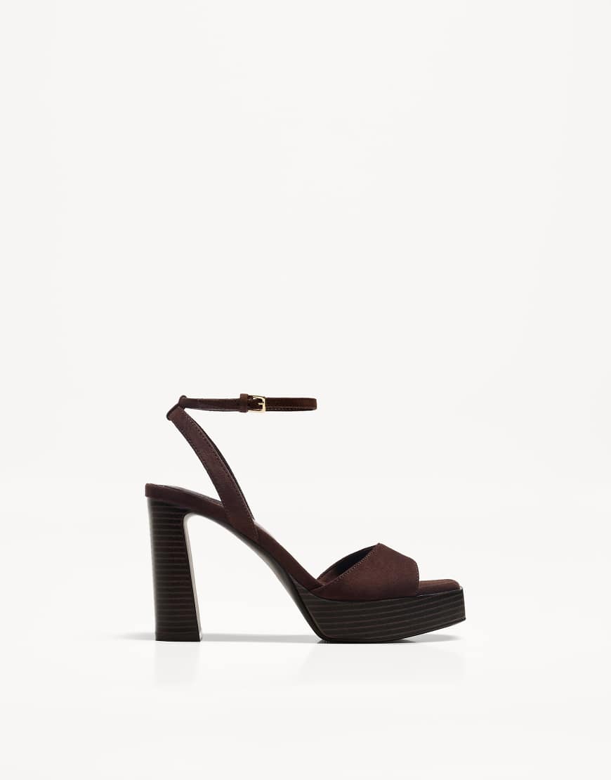 Bershka - Plateau-Sandalen in Hellgelb mit hohem Absatz-Braun von Bershka