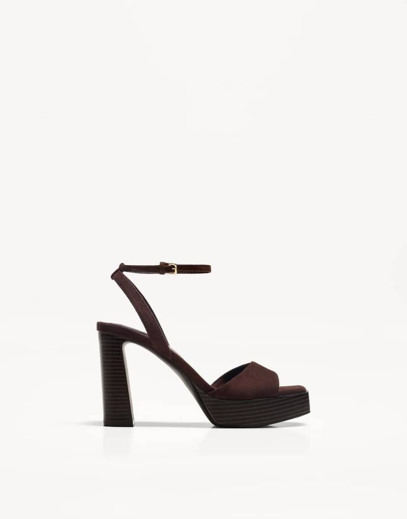 Bershka - Plateau-Sandalen in Hellgelb mit hohem Absatz-Braun von Bershka