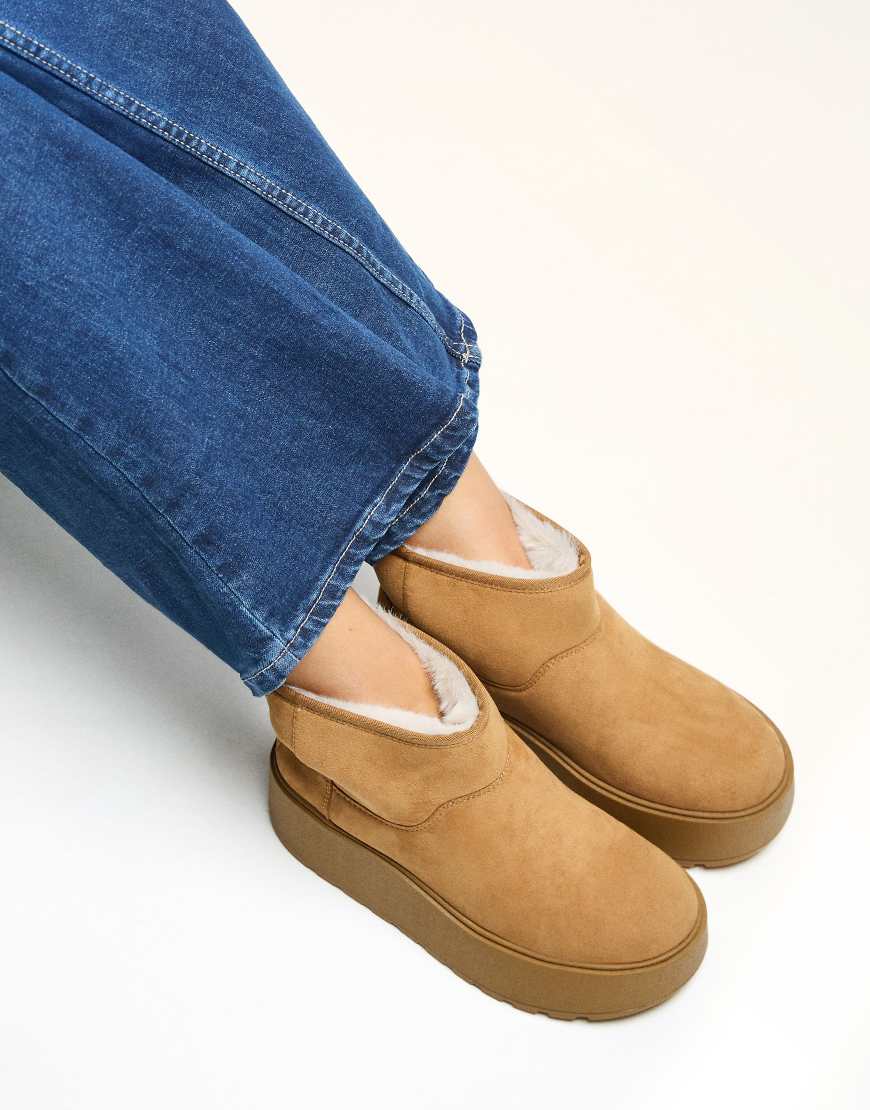Bershka - Plateau-Stiefeletten in Braun mit Kunstpelz-Futter-Neutral von Bershka