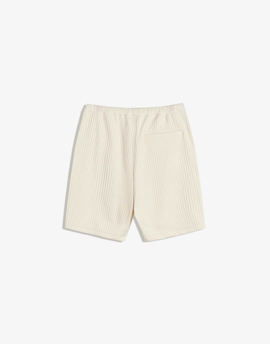 Bershka - Plissierte Skater-Shorts in Weiß Bershka - Plissierte Skater-Shorts in Weiß von Bershka