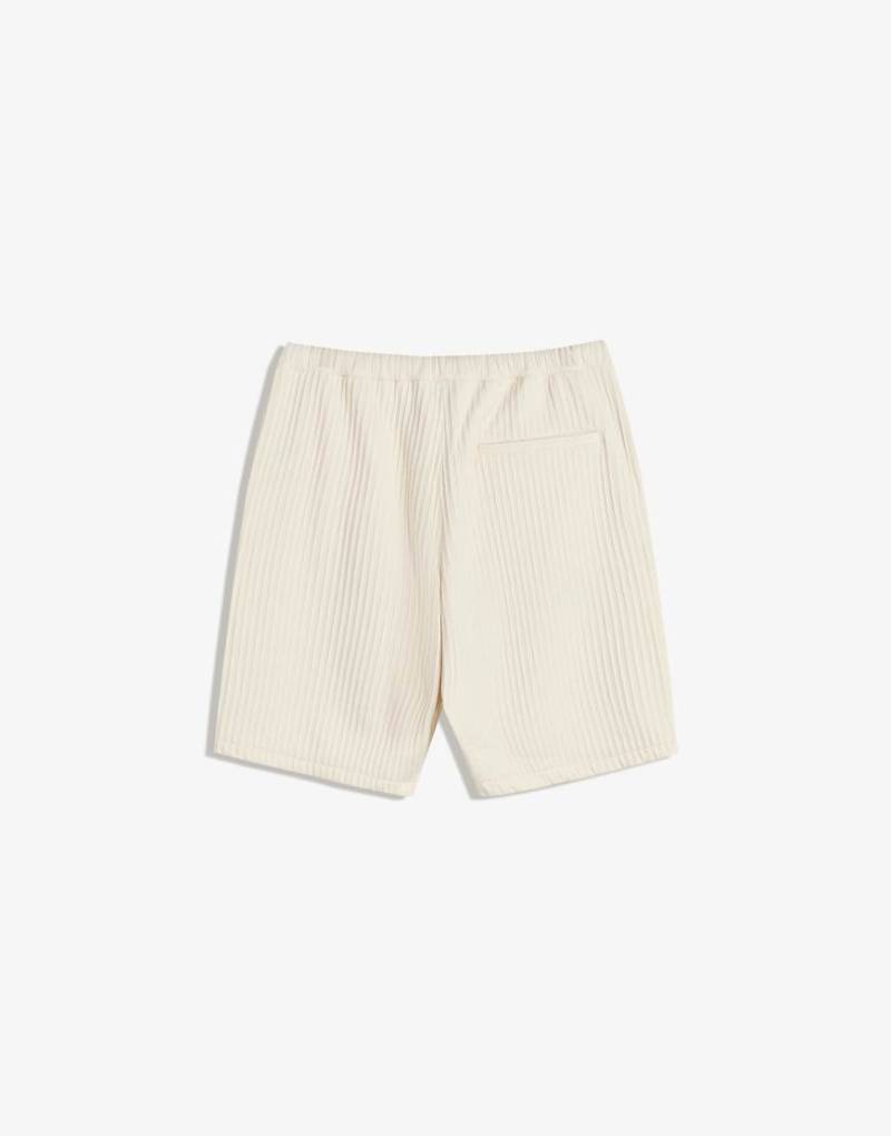 Bershka - Plissierte Skater-Shorts in Weiß Bershka - Plissierte Skater-Shorts in Weiß von Bershka