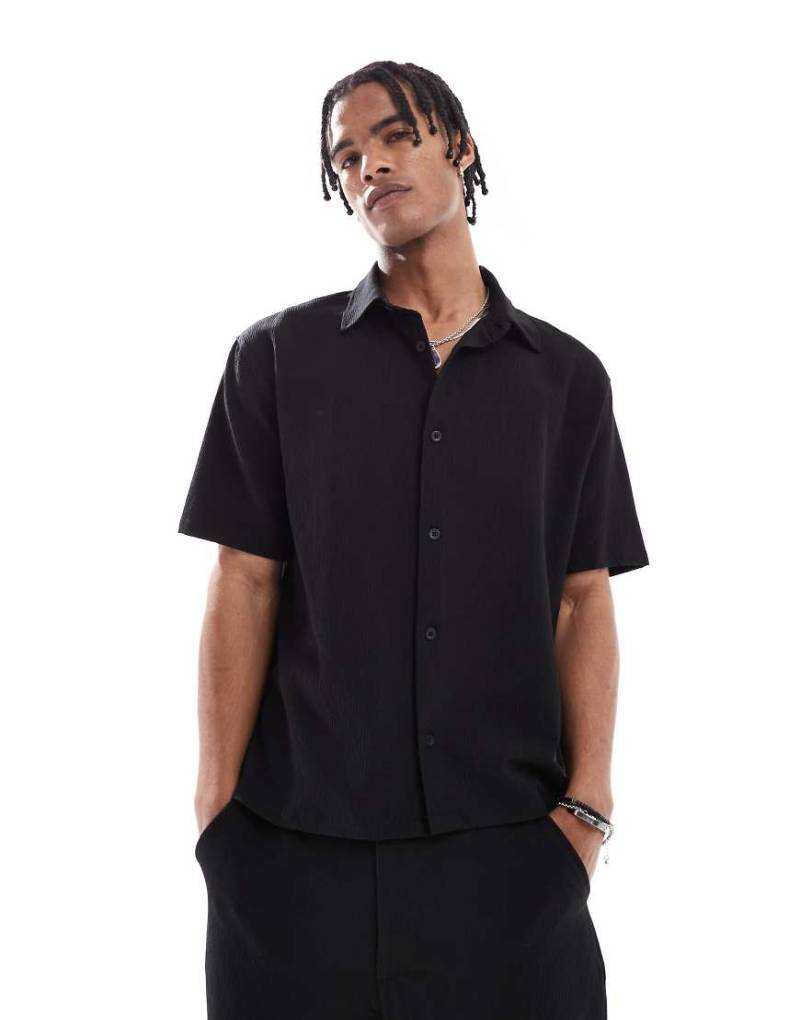 Bershka - Plissiertes, kurzärmliges Hemd in Schwarz von Bershka