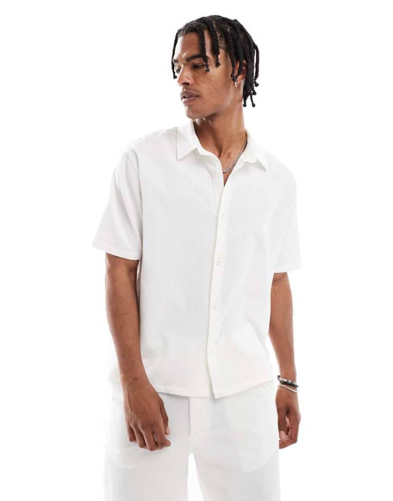 Bershka - Plissiertes, kurzärmliges Hemd in Weiß von Bershka