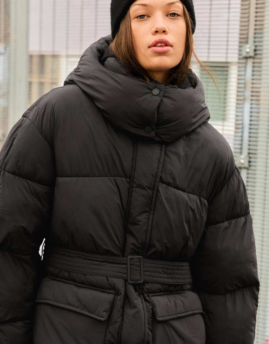 Bershka - Puffermantel in 3/4-Länge in Schwarz mit Gürtel von Bershka