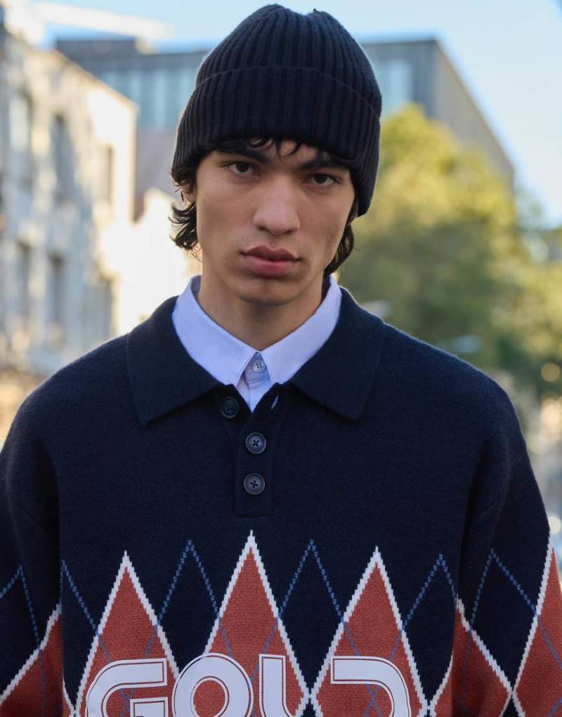 Bershka - Pullover in Blau mit Polokragen und Print-Marineblau Bershka - Pullover in Blau mit Polokragen und Print-Marineblau von Bershka