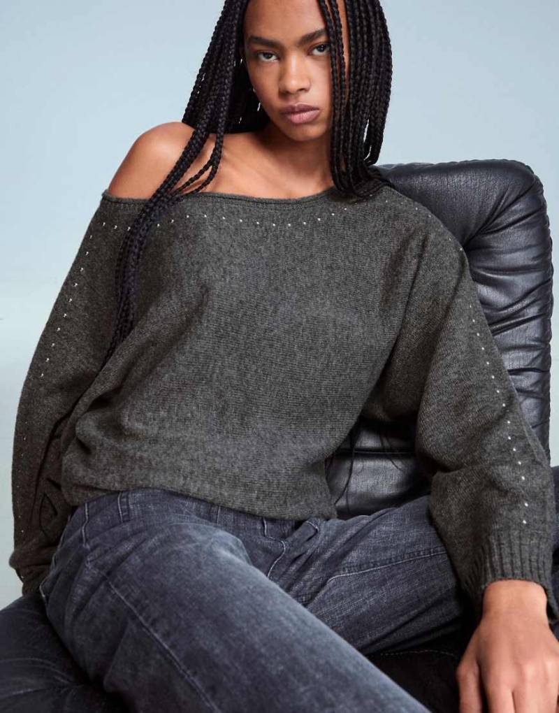 Bershka - Pullover in Grau mit U-Boot-Ausschnitt und Nietenbesatz von Bershka