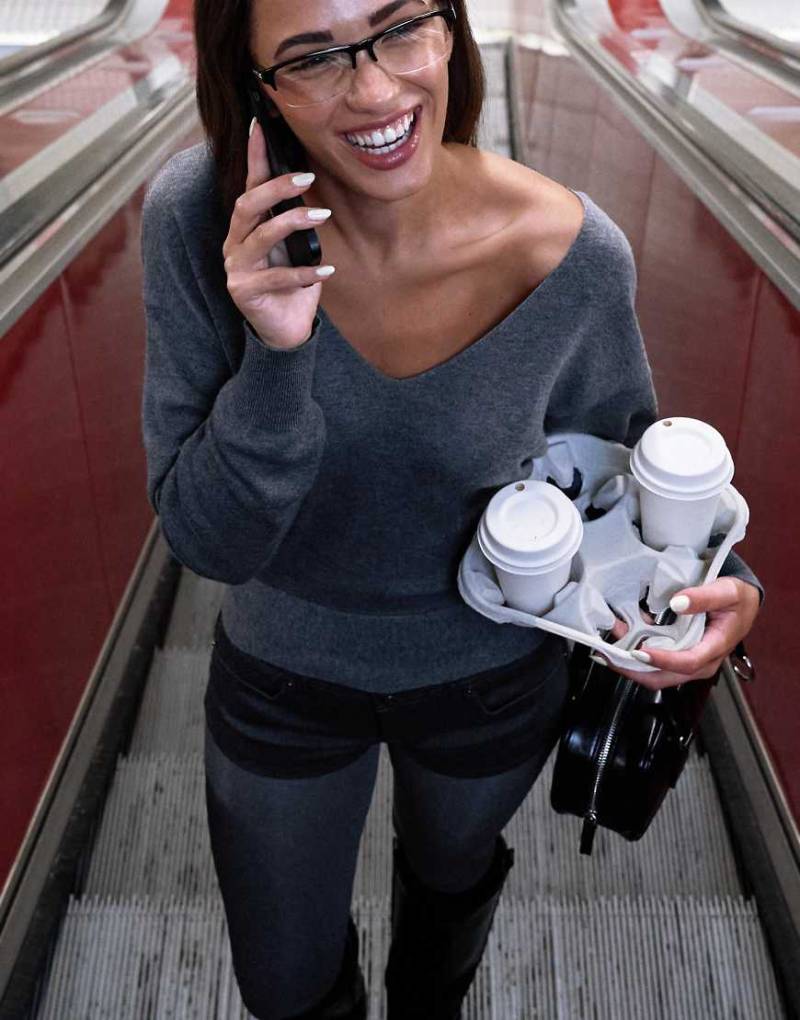 Bershka - Pullover in Grau mit V-Ausschnitt und Bindedetail Bershka - Pullover in Grau mit V-Ausschnitt und Bindedetail von Bershka