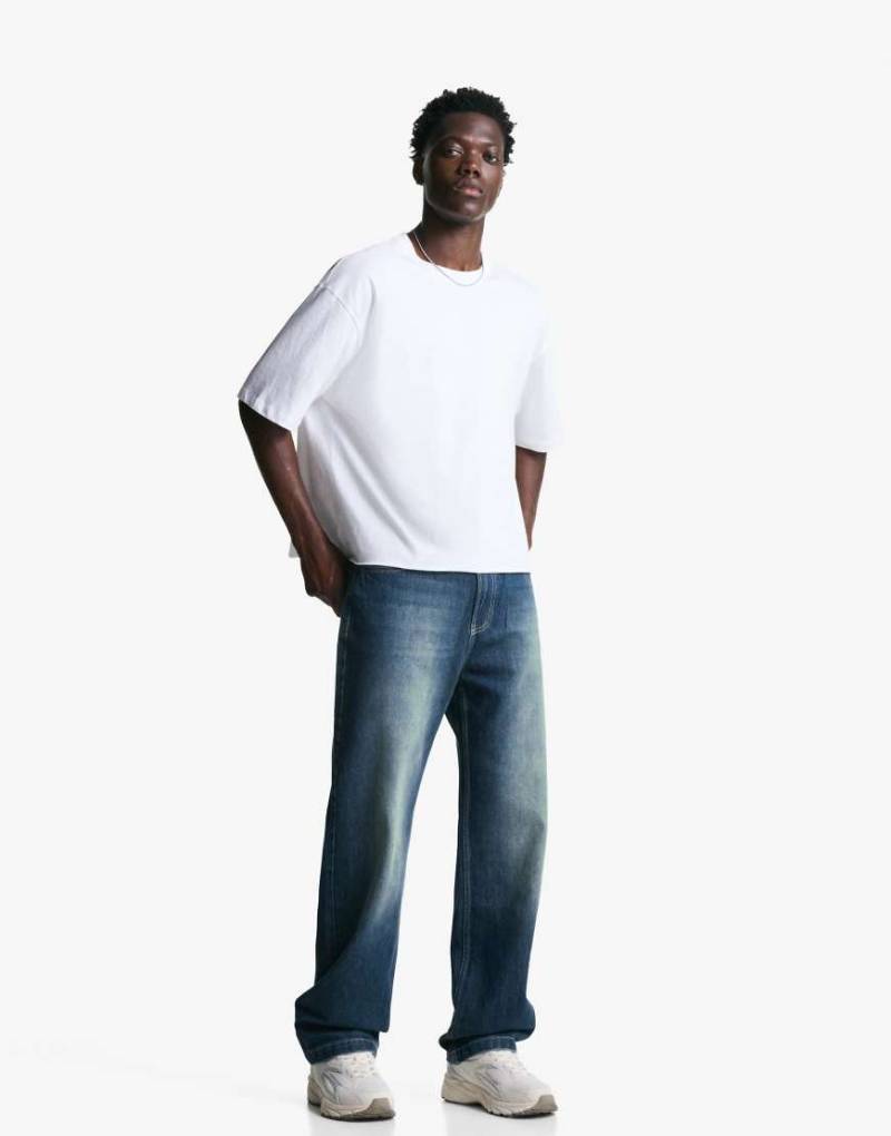 Bershka - Relaxed Fit Jeans in Dirty-Blau mit geradem Bein-Grün Bershka - Relaxed Fit Jeans in Dirty-Blau mit geradem Bein-Grün von Bershka