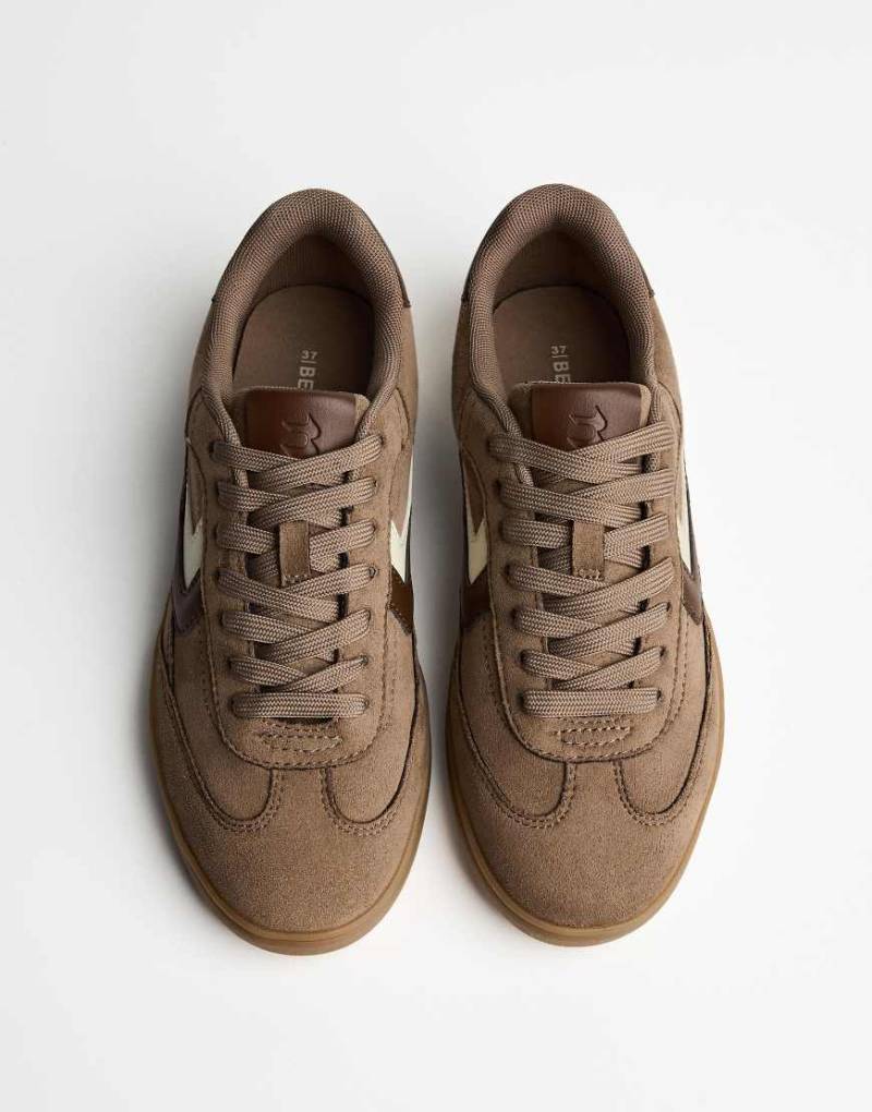 Bershka - Retro-Sneaker in Braun von Bershka