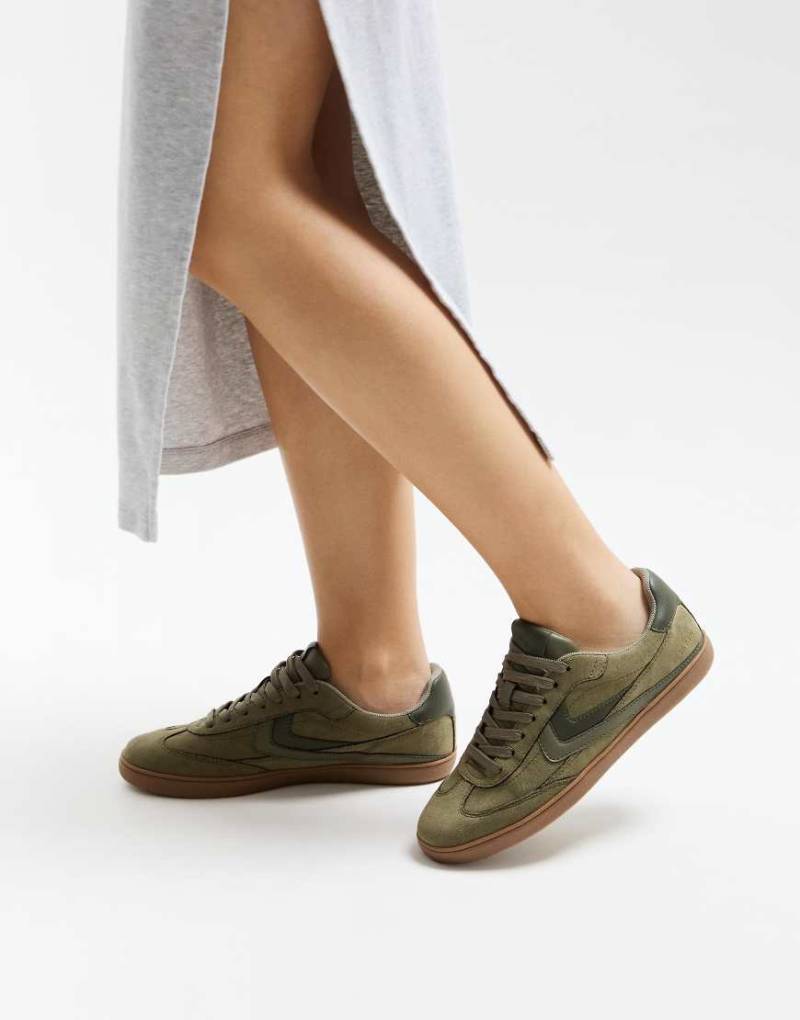 Bershka - Retro-Sneaker in Khaki-Grün Bershka - Retro-Sneaker in Khaki-Grün von Bershka
