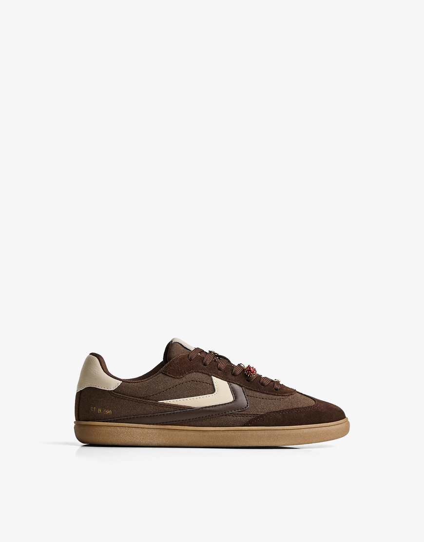 Bershka - Retro-Sneaker in Weiß mit Anhängern von Bershka