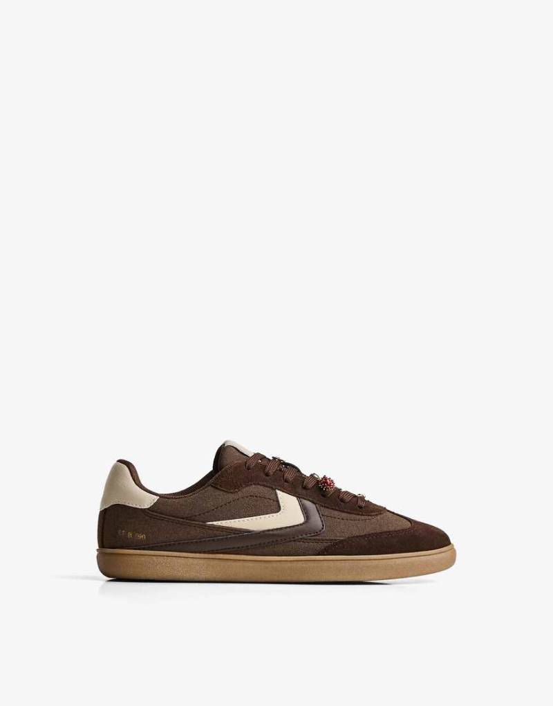 Bershka - Retro-Sneaker in Weiß mit Anhängern Bershka - Retro-Sneaker in Weiß mit Anhängern von Bershka