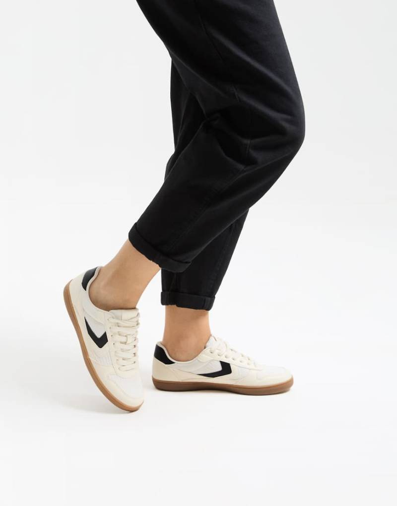 Bershka - Retro-Sneaker in Weiß von Bershka