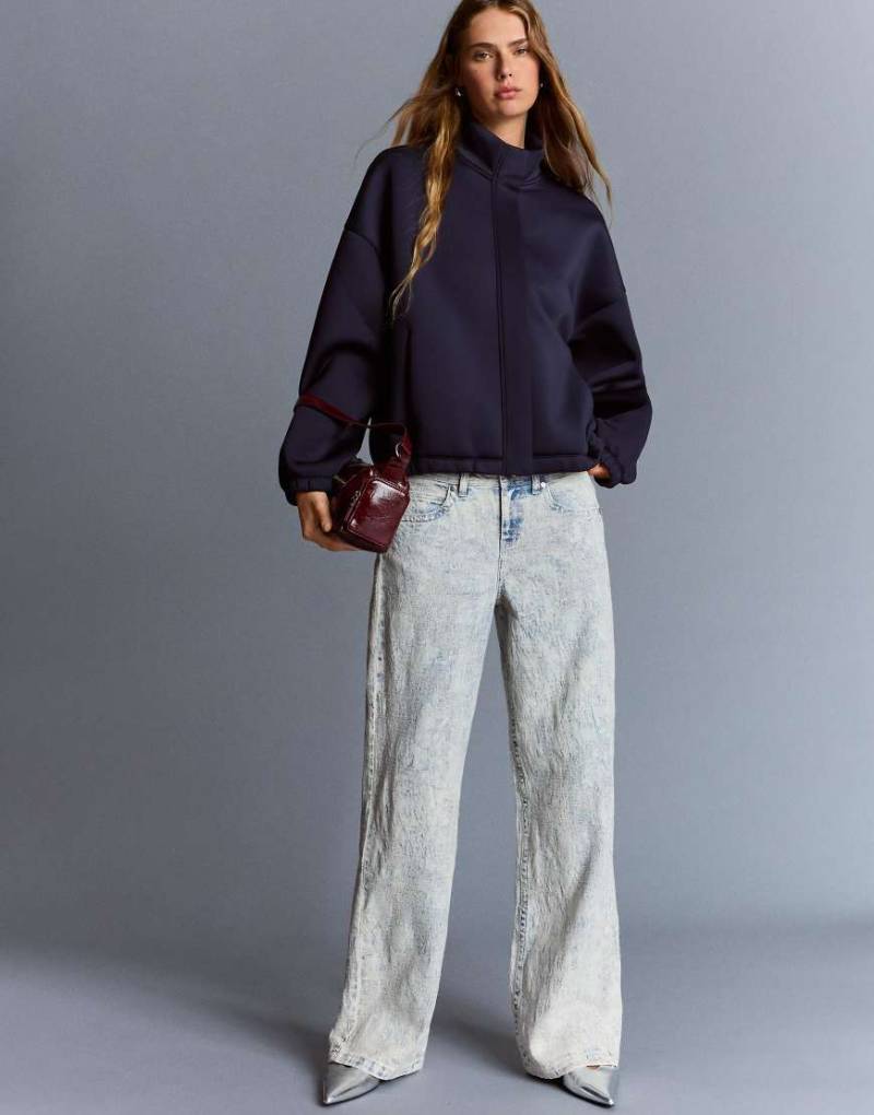 Bershka - Rider - Weite Jeans in Mittelblau mit Jacquardmuster und niedrigem Bund von Bershka