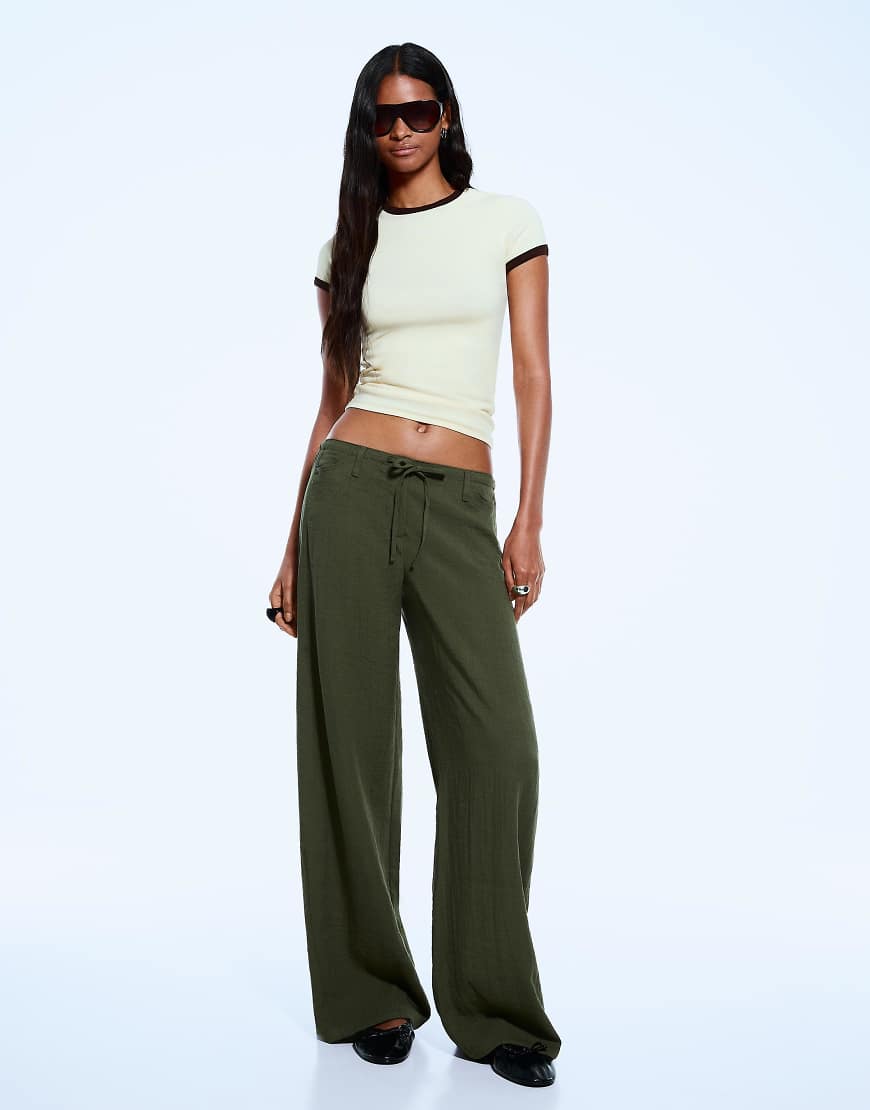 Bershka - Rustic - Hose in Grün mit weitem Bein Bershka - Rustic - Hose in Grün mit weitem Bein von Bershka