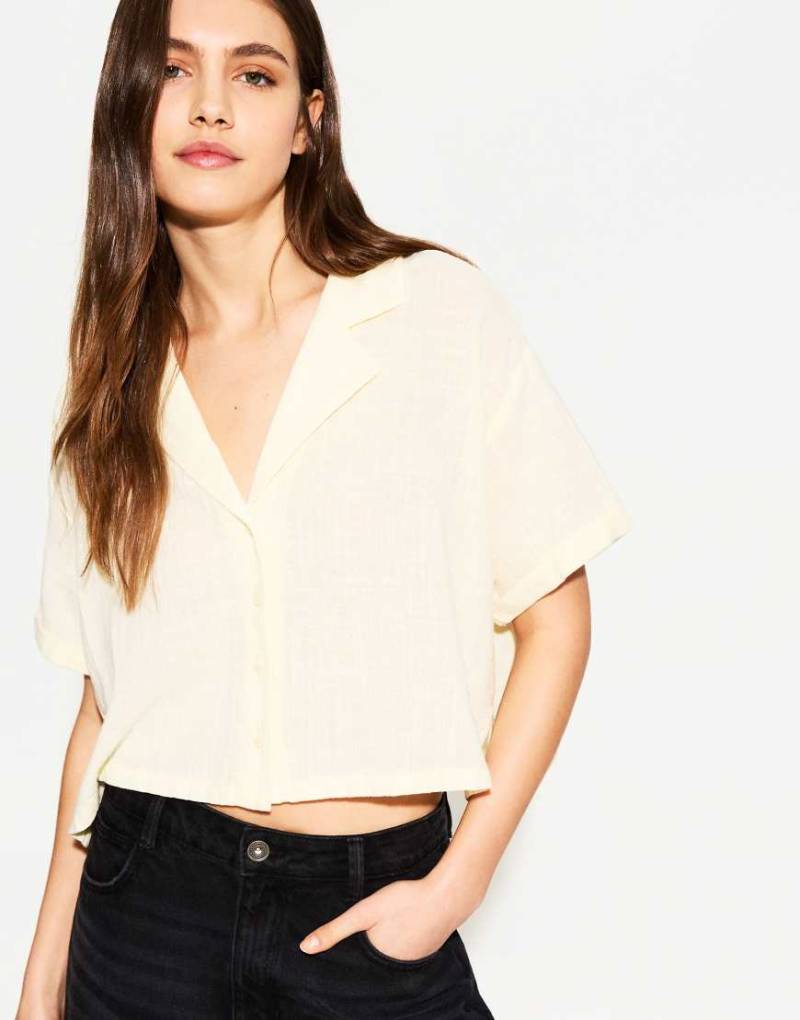 Bershka - Rustikale, kurzärmlige Hemdbluse in Gelb mit Struktur von Bershka