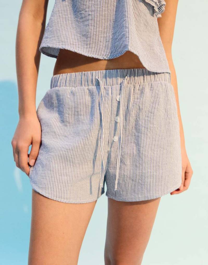 Bershka - Rustikale Shorts in Blau-Marineblau von Bershka