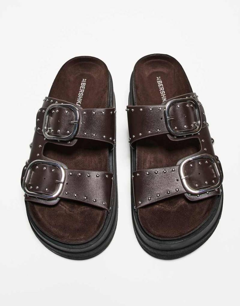 Bershka - Sandalen in Braun mit flacher Plateausohle, Schnalle und Nieten von Bershka