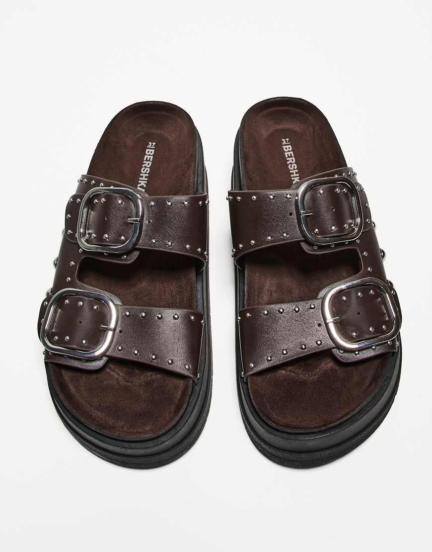 Bershka - Sandalen in Braun mit flacher Plateausohle, Schnalle und Nieten von Bershka
