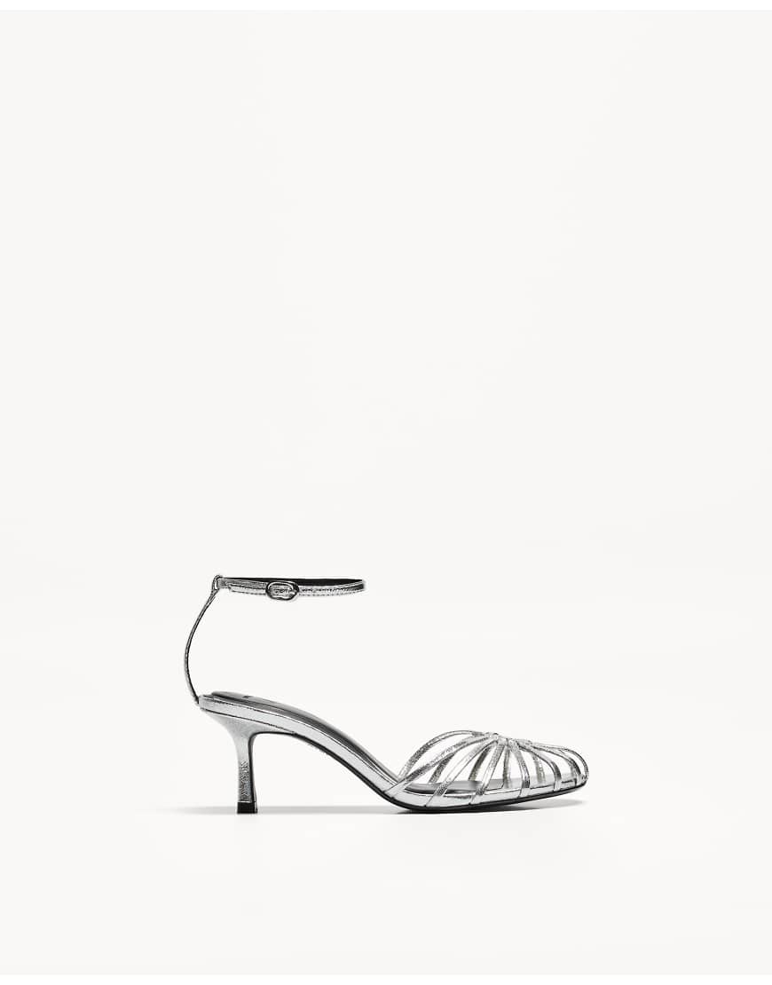 Bershka - Sandalen in Silber mit Absatz von Bershka