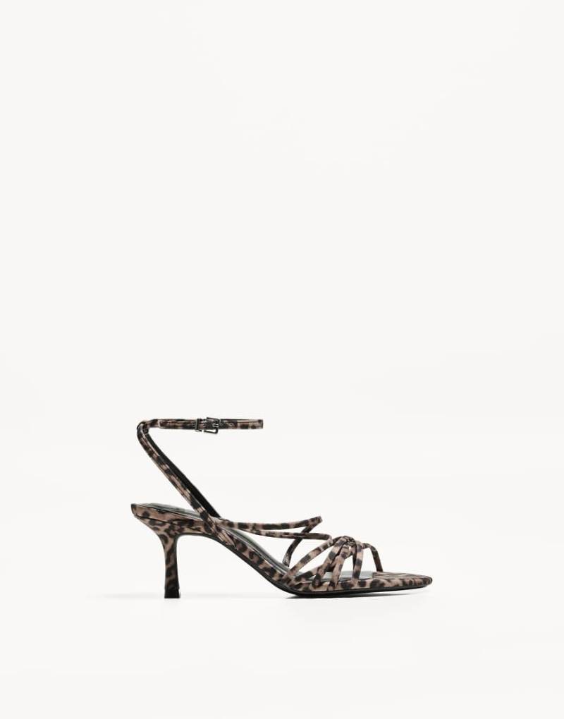 Bershka - Sandaletten in Braun mit Animalprint, mehreren Riemchen und Absatz von Bershka