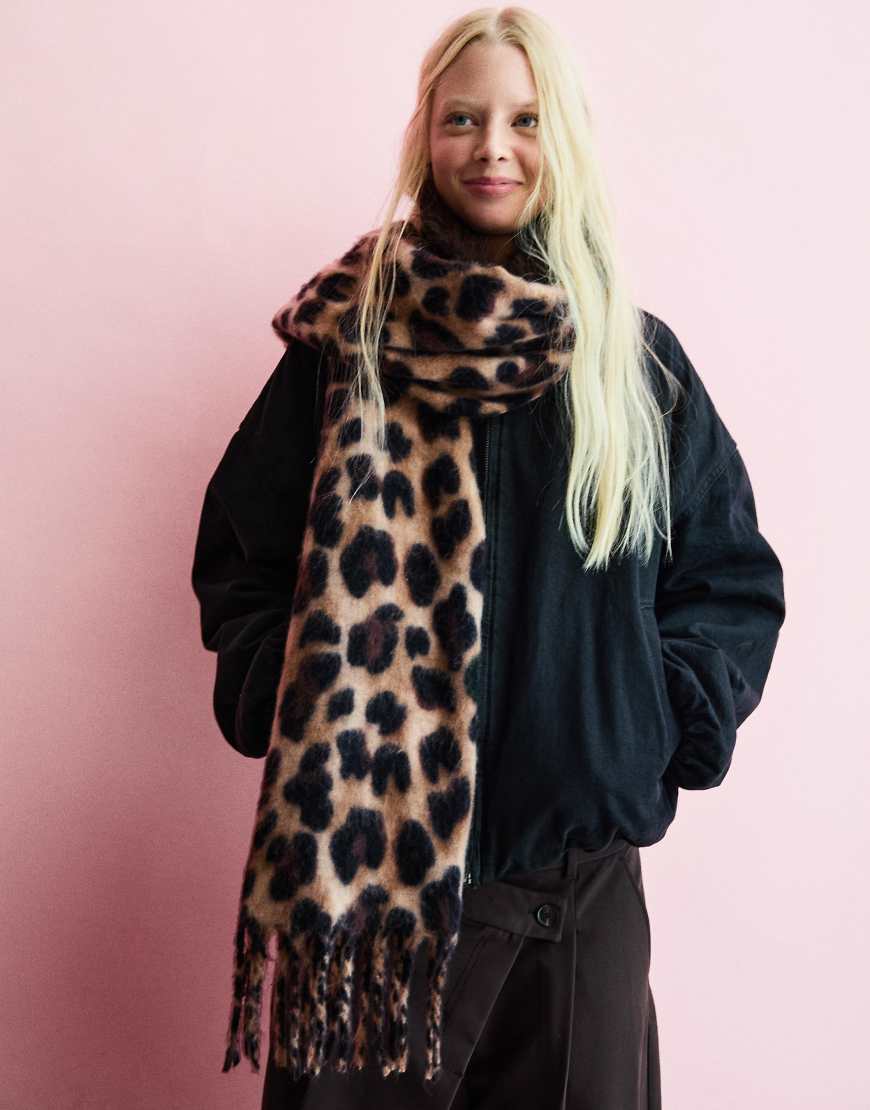 Bershka - Schal in Braun mit Animal-Print-Brown von Bershka
