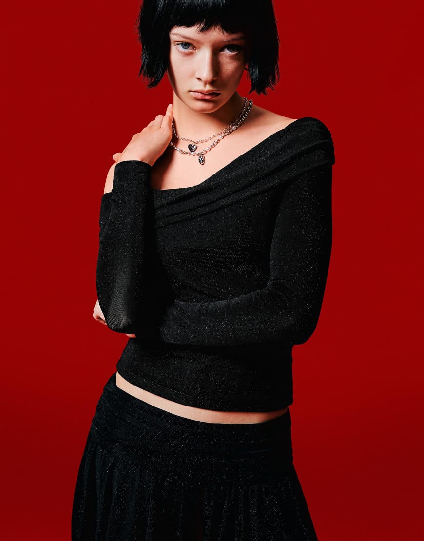 Bershka - Schimmerndes, strukturiertes Oberteil in Schwarz mit Carmen-Ausschnitt von Bershka