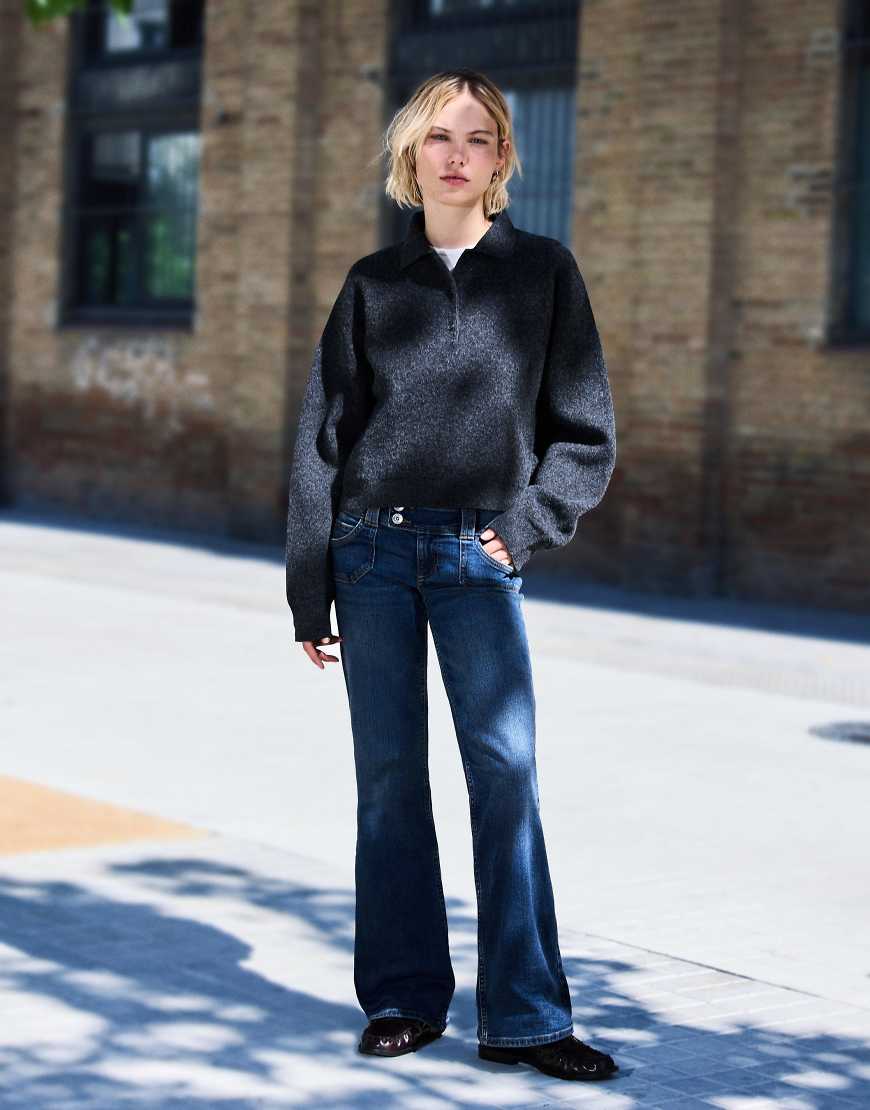 Bershka - Schlagjeans in Denimblau mit bestickten Taschen Bershka - Schlagjeans in Denimblau mit bestickten Taschen von Bershka