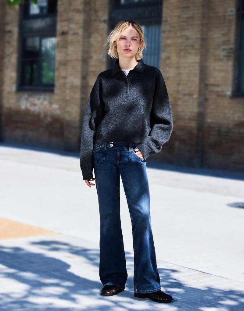 Bershka - Schlagjeans in Denimblau mit bestickten Taschen von Bershka