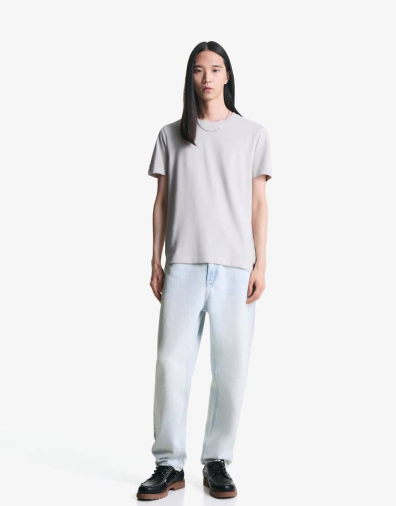 Bershka - Schmal zulaufende, locker geschnittene Jeans in Hellblau Bershka - Schmal zulaufende, locker geschnittene Jeans in Hellblau von Bershka