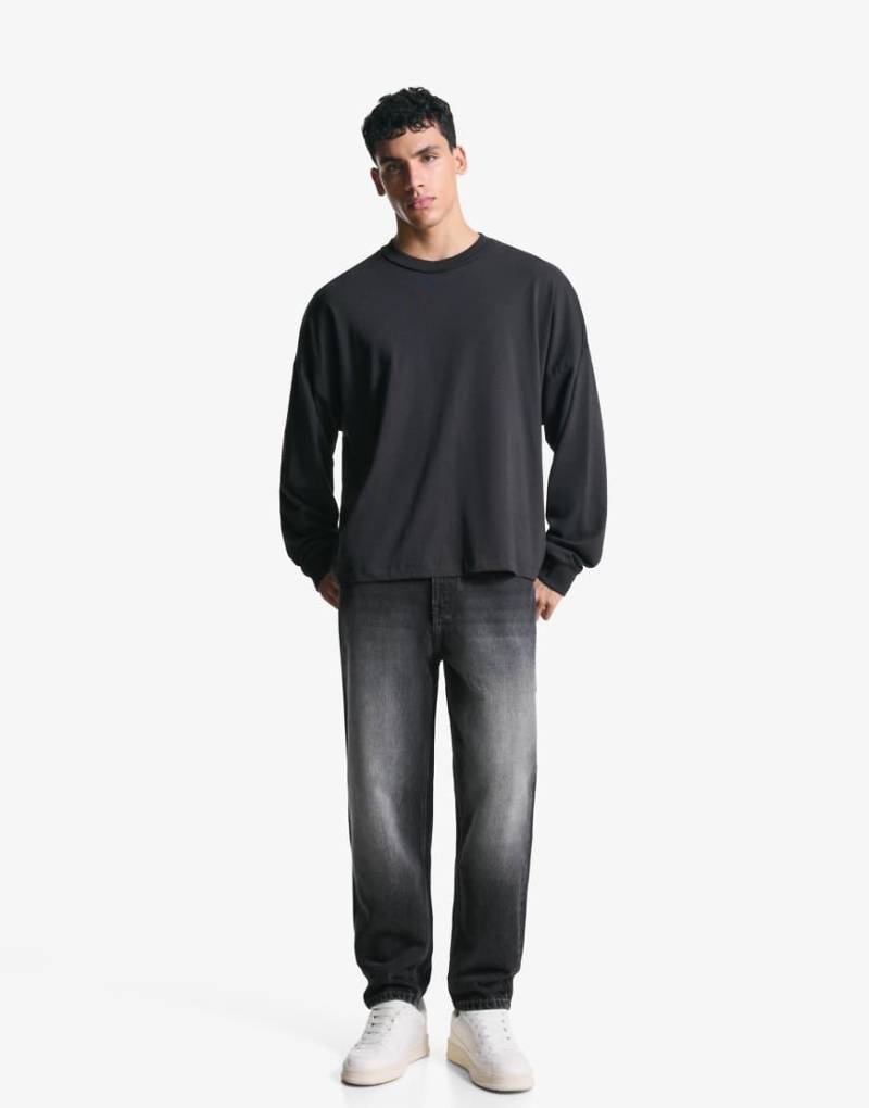 Bershka - Schmal zulaufende, locker geschnittene Jeans in Schwarz Bershka - Schmal zulaufende, locker geschnittene Jeans in Schwarz von Bershka